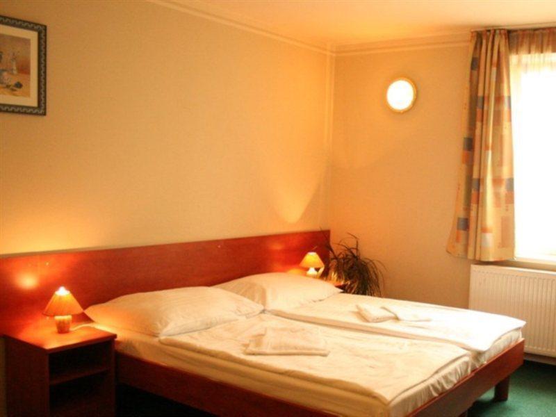 Hotel U Hvezdy Prag Exteriör bild